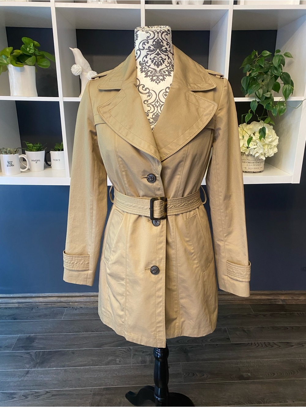 Beautiful Banana Republic Classic Women's Camel Trench Coat with Belt Size XS